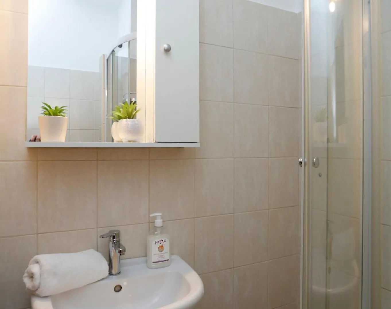 Appartamento Enchanting Retreat - Historic Old Town - Pet-Friendly Haven - Steps From Unirii Romania