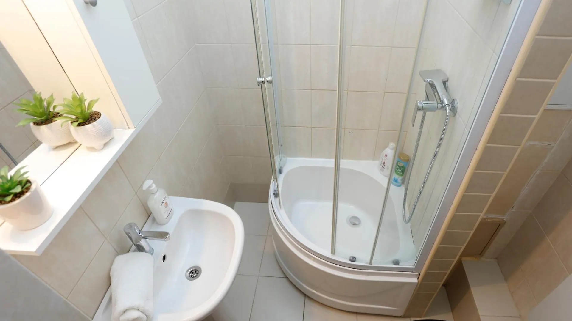 Enchanting Retreat - Historic Old Town - Pet-Friendly Haven - Steps From Unirii Bucarest