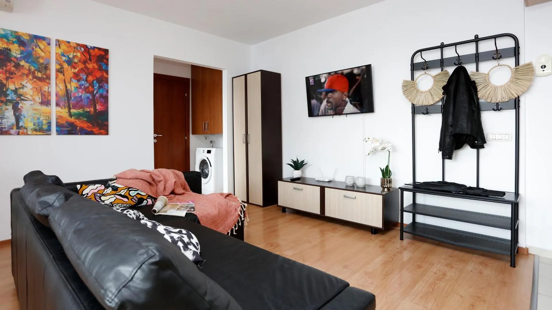 Enchanting Retreat - Historic Old Town - Pet-Friendly Haven - Steps From Unirii