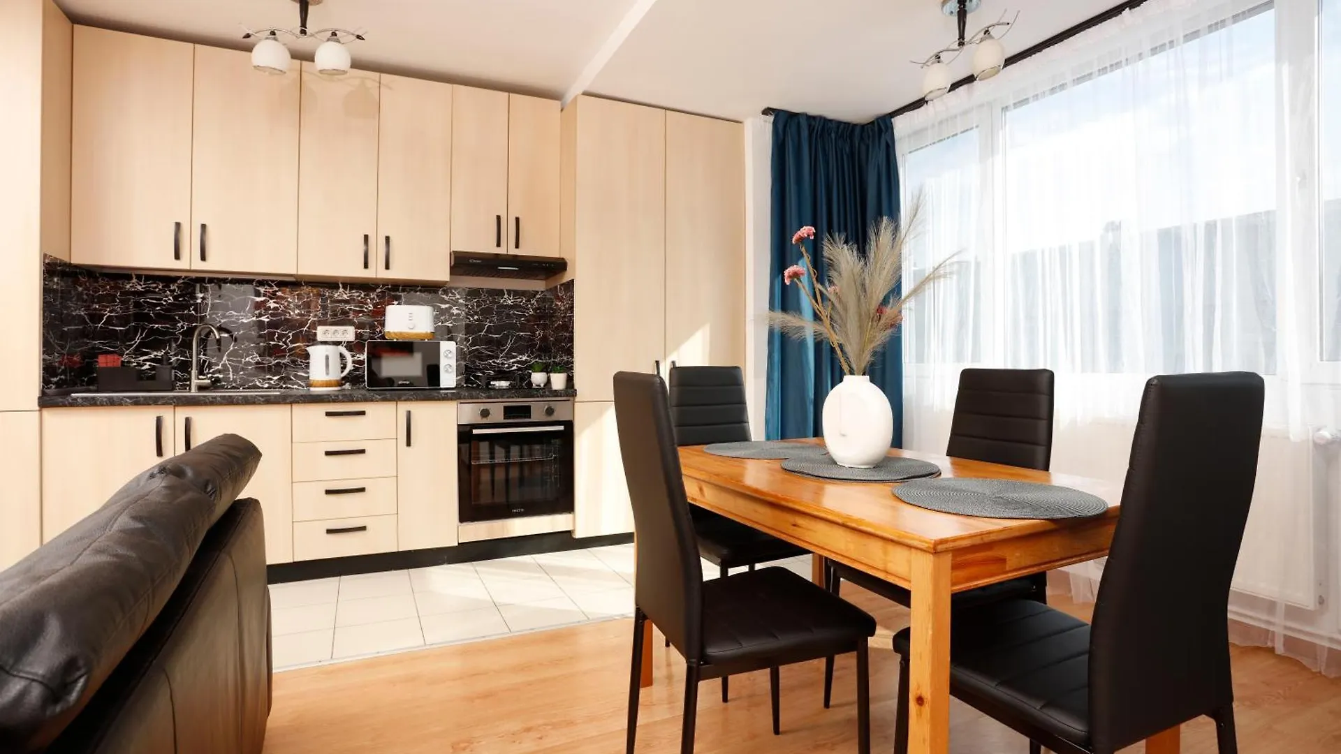 Enchanting Retreat - Historic Old Town - Pet-Friendly Haven - Steps From Unirii