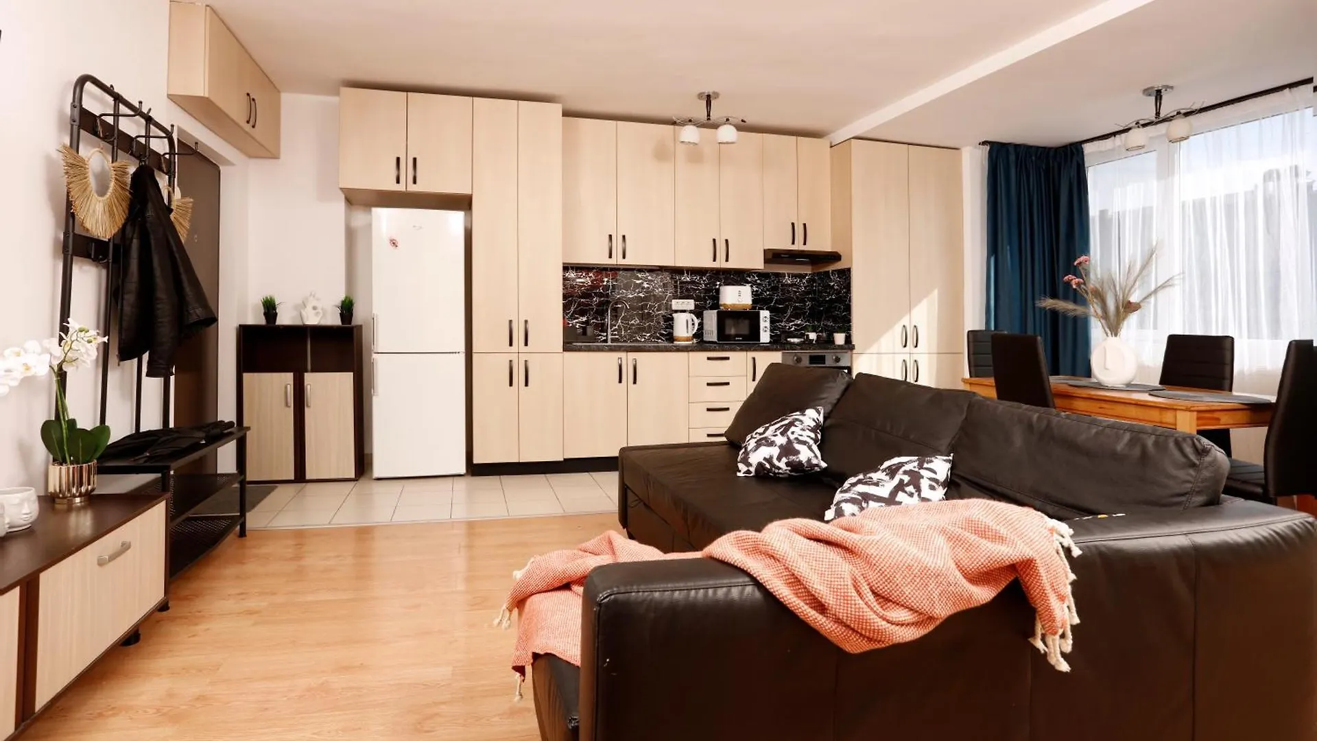 Enchanting Retreat - Historic Old Town - Pet-Friendly Haven - Steps From Unirii Bucarest Appartamento