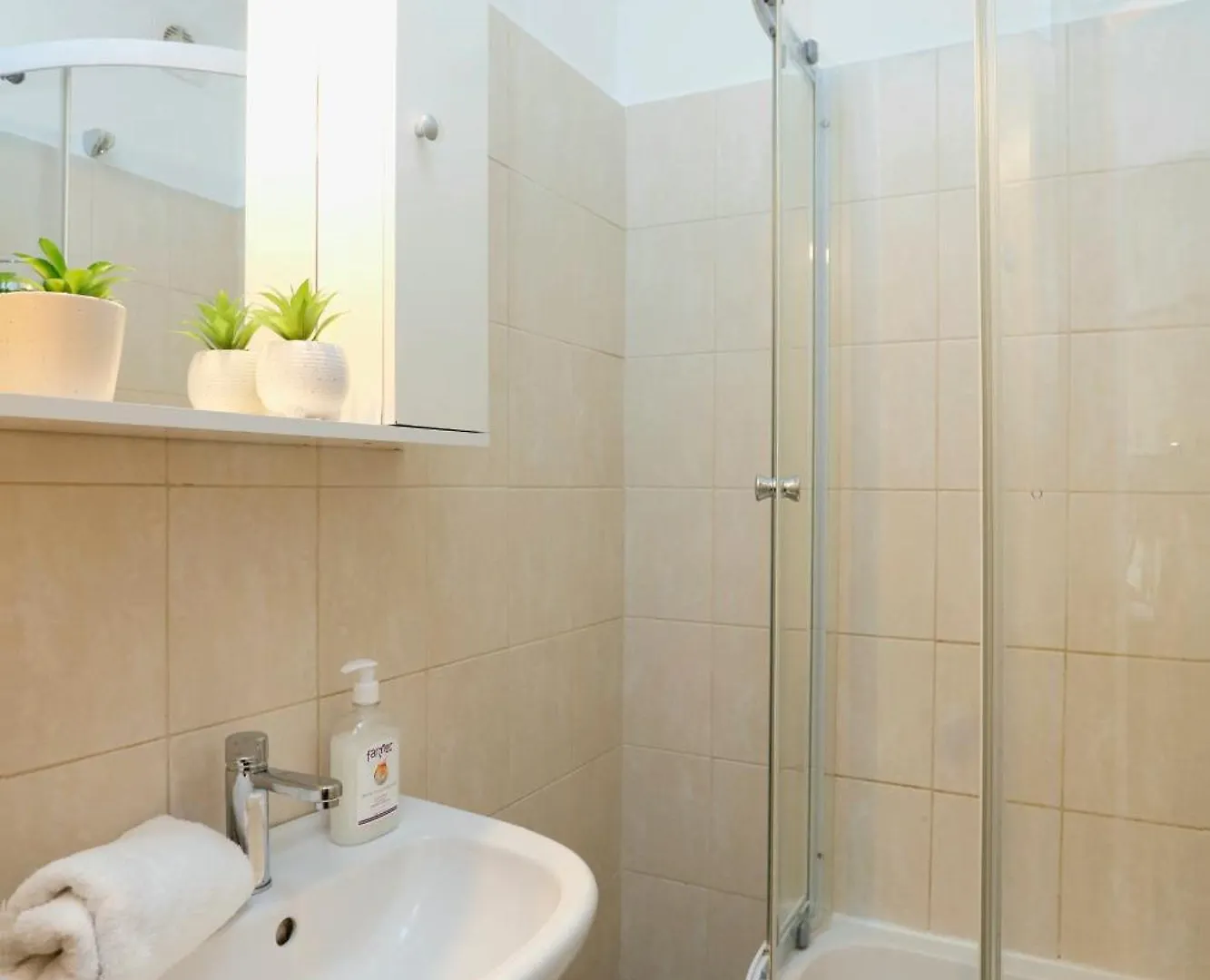 Enchanting Retreat - Historic Old Town - Pet-Friendly Haven - Steps From Unirii Bucarest Appartamento