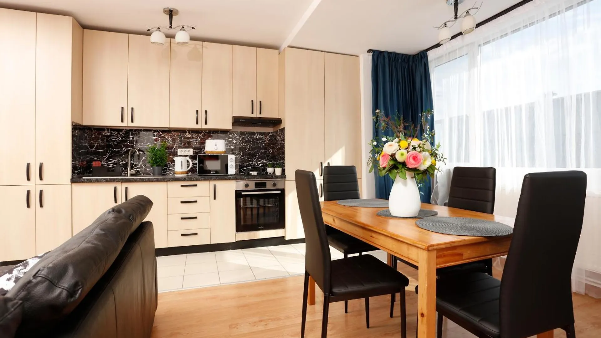 Enchanting Retreat - Historic Old Town - Pet-Friendly Haven - Steps From Unirii Bucarest 0*,